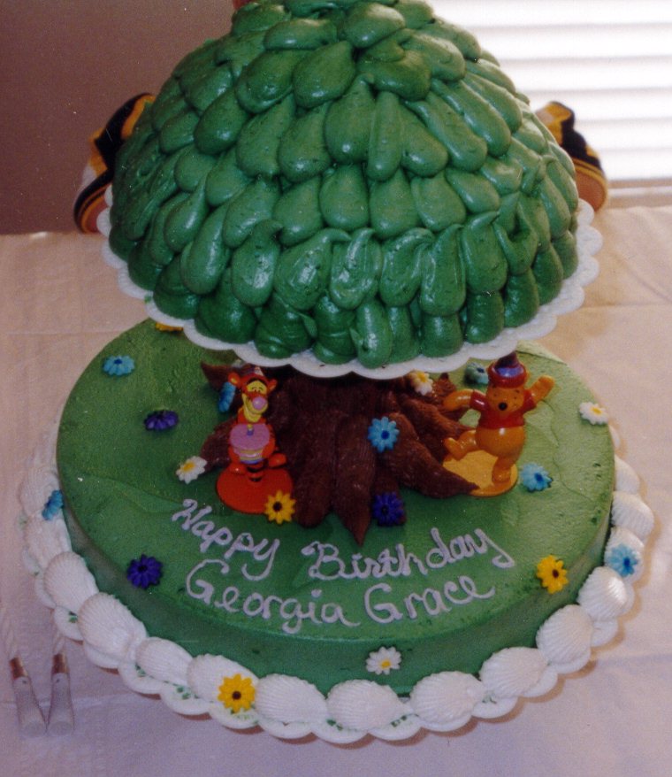 A cake with a green frosting

Description automatically generated