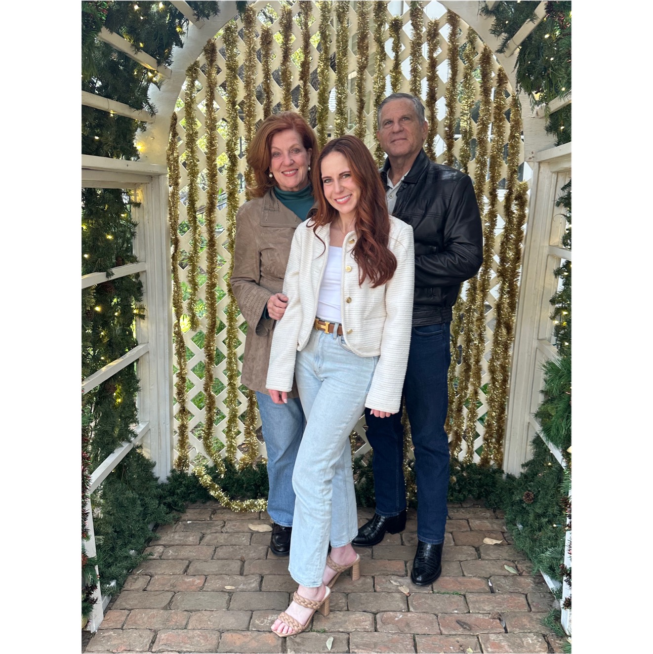 A group of people posing for a picture

Description automatically generated