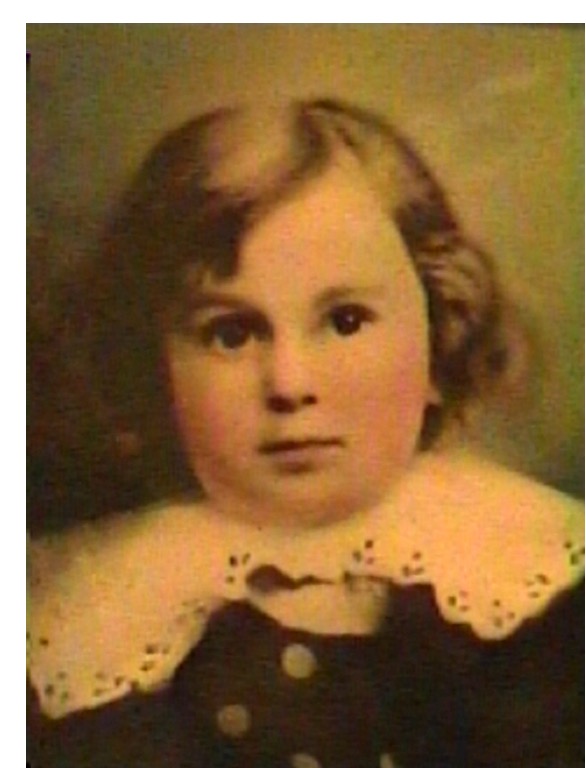 A close-up of a young child

Description automatically generated
