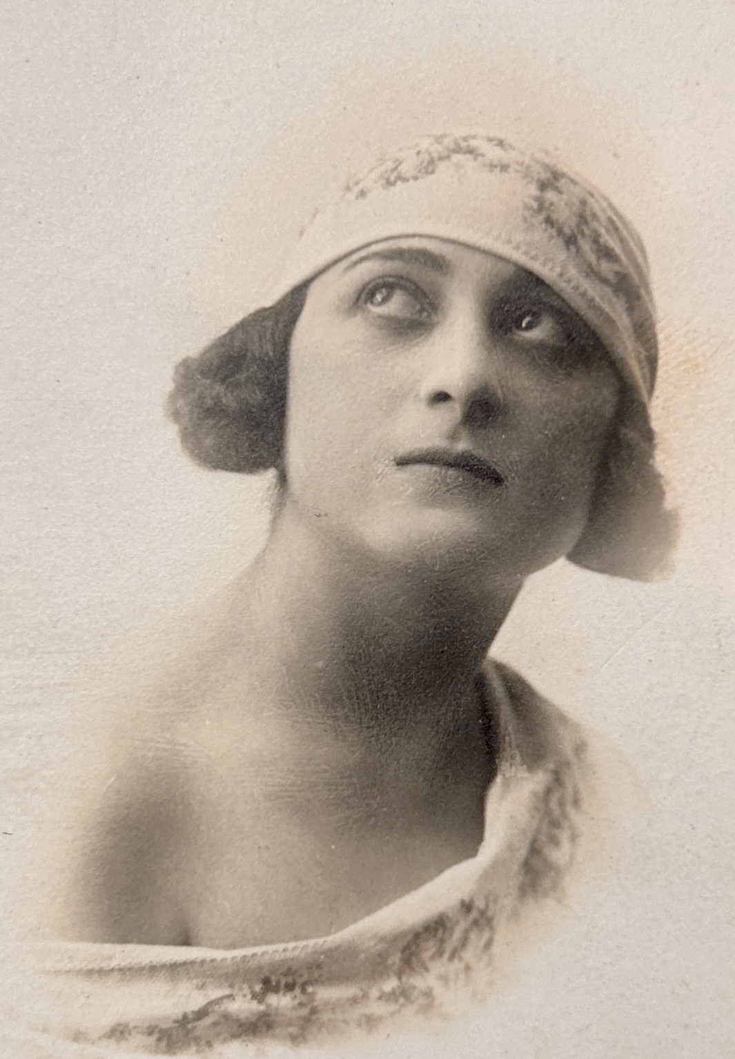 A person with a hat on her head

Description automatically generated