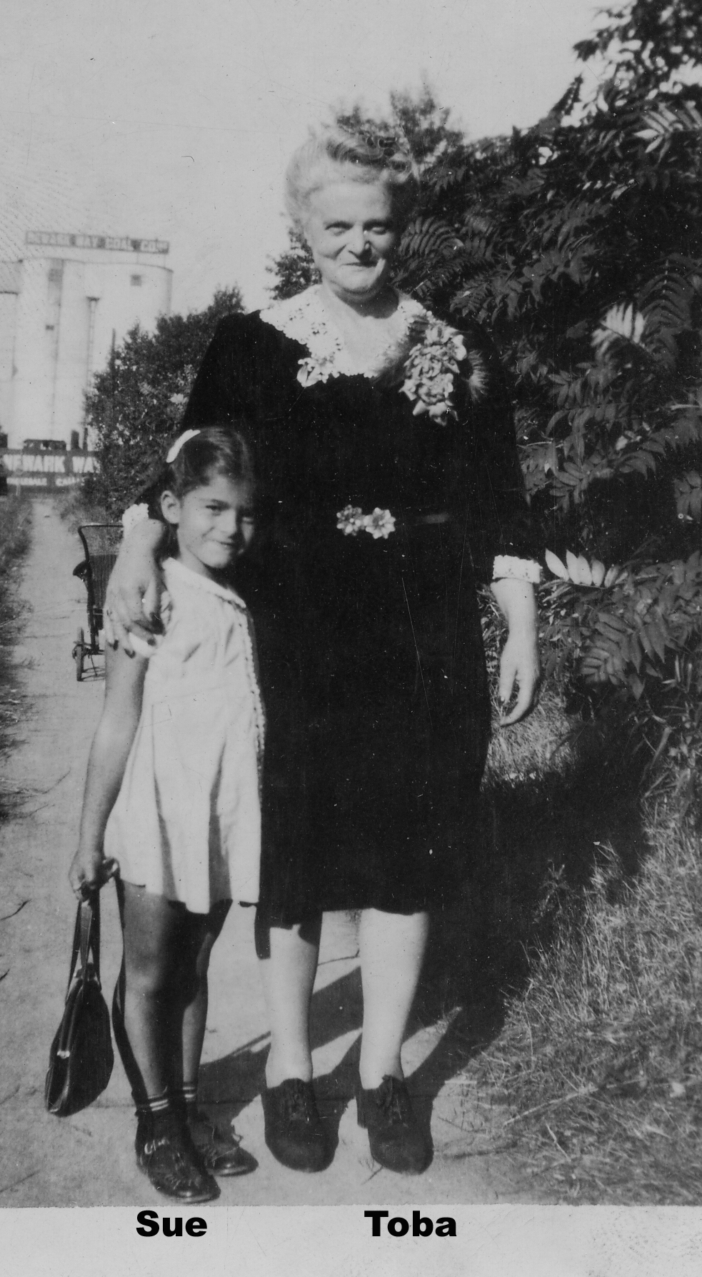 A person and a child posing for a picture

Description automatically generated
